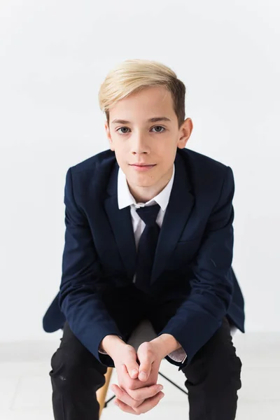 Portré stílusos iskolás fiú tinédzser fehér ing és kabát fehér háttér. — Stock Fotó