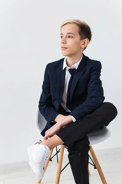 Retrato de adolescente escolar con estilo en camisa blanca y chaqueta sobre fondo blanco . — Foto de Stock