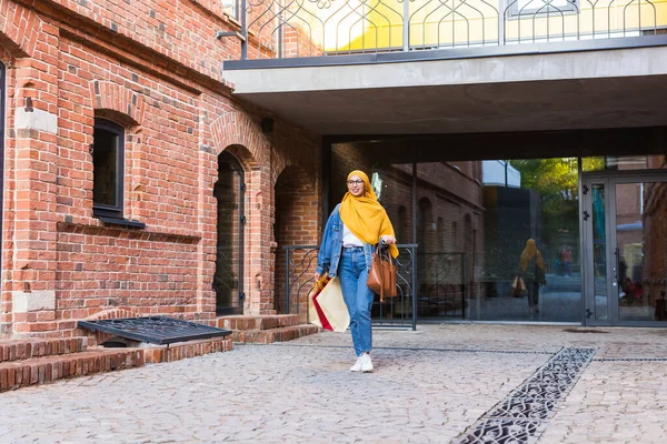 Försäljning och inköp koncept - Happy arab muslim flicka med shoppingväskor efter köpcentret — Stockfoto