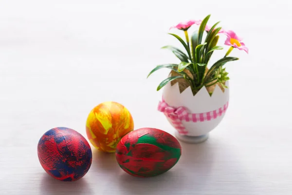 Свята, традиції та концепція Великодня - різнокольорові декоративні барвисті яйця . — стокове фото