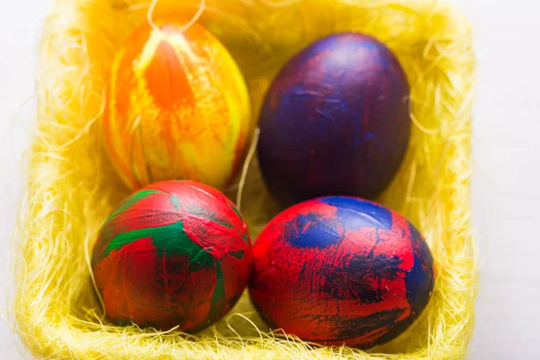 Vacaciones, tradiciones y concepto de Pascua - Huevos coloridos decorativos multicolores . —  Fotos de Stock