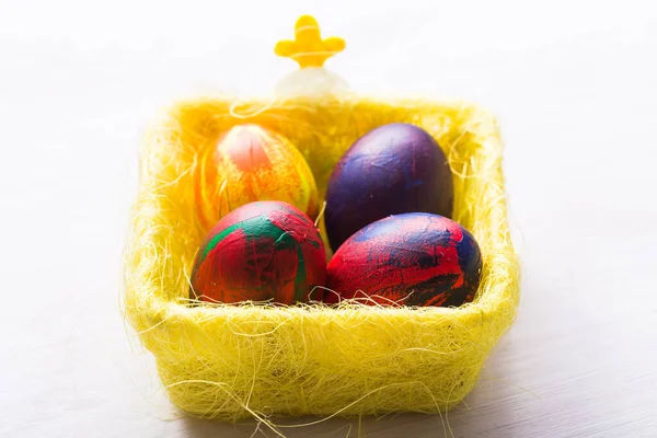 Vacaciones, tradiciones y concepto de Pascua - Huevos coloridos decorativos multicolores . —  Fotos de Stock