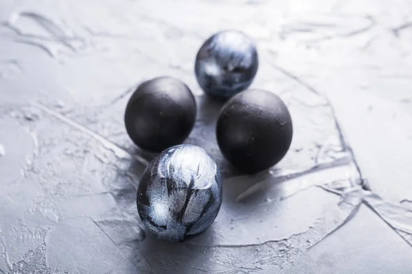 Vacanze, design e moderno concetto pasquale - minimalismo in stile uova di Pasqua nere e marroni su sfondo grigio . — Foto Stock