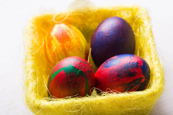 Svátky, tradice a velikonoční koncept - pestrobarevná dekorativní barevná vejce. — Stock fotografie