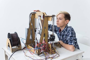 Eğitim, çocuklar, teknoloji konsepti - genç çocuk 3D yazıcı kullanıyor.