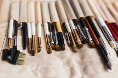 Makyaj, güzellik ve kozmetik konsepti - Makyaj fırçaları hafif bir çantada.