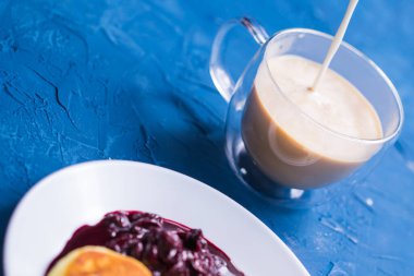 Kiraz reçelli süzme peynir krepleri, yakın çekim, üst manzara. Bir fincana kahve dolduruyorum..