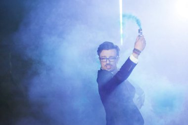 Pasadoble, Latince solo dans ve çağdaş dans - Yakışıklı erkek duman bulutunda dans ediyor.