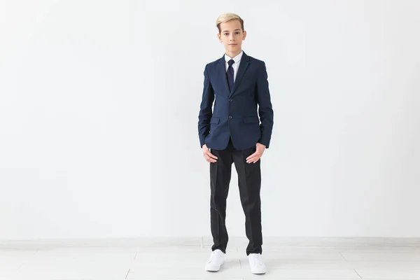 Retrato de adolescente escola elegante em camisa branca e jaqueta contra fundo branco com espaço de cópia . — Fotografia de Stock