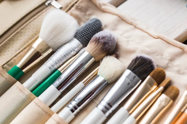 Trucco, bellezza e concetto di cosmetici - Set di pennelli per il trucco in un caso leggero . — Foto Stock