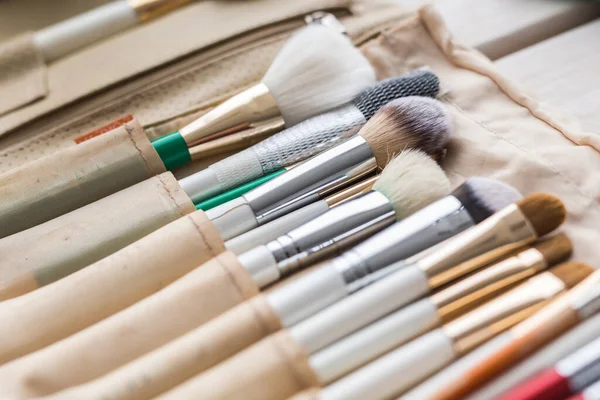 Trucco, bellezza e concetto di cosmetici - Set di pennelli per il trucco in un caso leggero . — Foto Stock