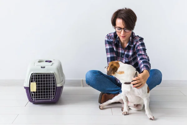 Mascotas concepto de propietario Atractiva mujer alegre en camisa a cuadros jugando con su mascota favorita. Mujer feliz con su jack russell terrier — Foto de Stock