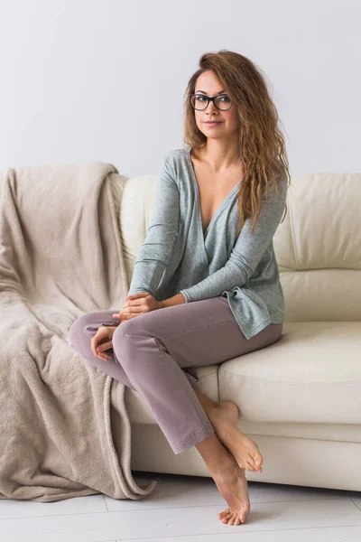 Jovem mulher atraente vestida em belo pijama colorido posando como um modelo em sua sala de estar. Confortável sleepwear, relaxamento em casa e conceito de moda feminina . — Fotografia de Stock