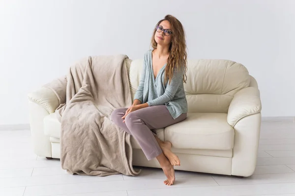 Jonge aantrekkelijke vrouw gekleed in prachtige kleurrijke pyjama die zich voordoet als model in haar woonkamer. Comfortabele slaapkledij, huisontspanning en vrouwelijk modeconcept. — Stockfoto