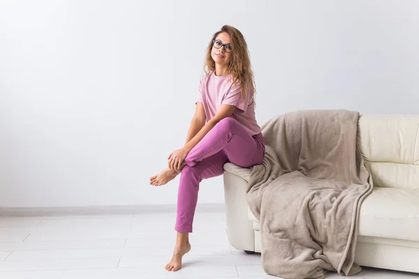Jeune femme séduisante vêtue d'un magnifique pyjama coloré se faisant passer pour un mannequin dans son salon. Vêtements de nuit confortables, relaxation à la maison et concept de mode féminine . — Photo