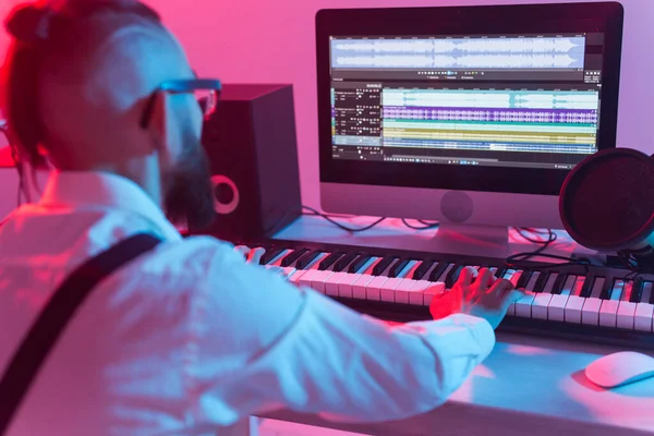 Μουσικός και παραγωγή μουσικής concept - Αρσενικός παραγωγός ήχου που εργάζεται σε στούντιο ηχογράφησης. — Φωτογραφία Αρχείου