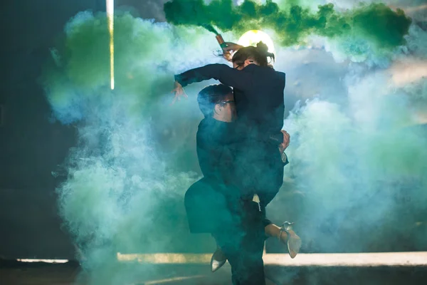 Pasadoble, baile en solitario latino y danza contemporánea - Hombre y mujer guapos bailando en la nube de humo . — Foto de Stock