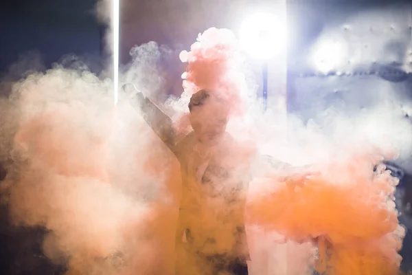 Pasadoble, danse latine solo et danse contemporaine - Beau mâle dansant dans un nuage de fumée . — Photo