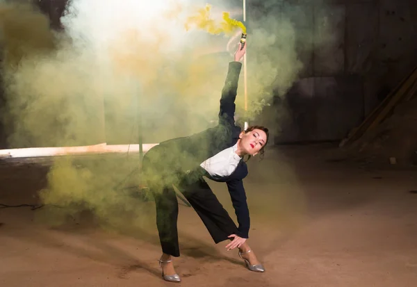 Pasadoble, latin solo dance and contemporary dance - Νεαρή όμορφη γυναίκα χορεύει στο σύννεφο καπνού — Φωτογραφία Αρχείου