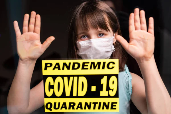 Blijf thuis. Verdrietige eenzame kind isolatie in quarantaine. Concept quarantaine, preventie COVID-19, Coronavirus uitbraak situatie. — Stockfoto
