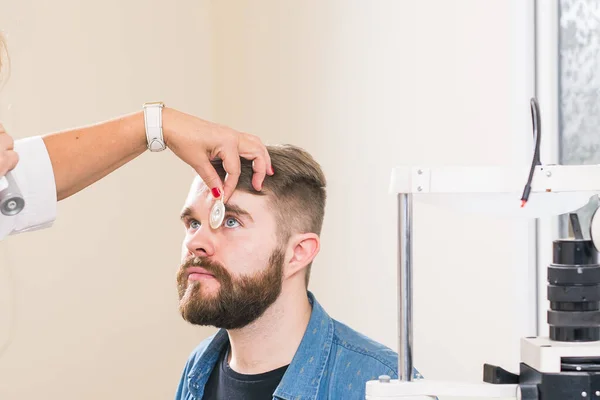 Медицина, здоровье, офтальмология - офтальмолог осматривает глаза пациентов . — стоковое фото