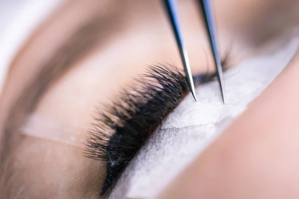Eyelash Extension Procedure. Woman Eye with Long Eyelashes. Lashes, close up, macro, selective focus. — Stock Photo, Image