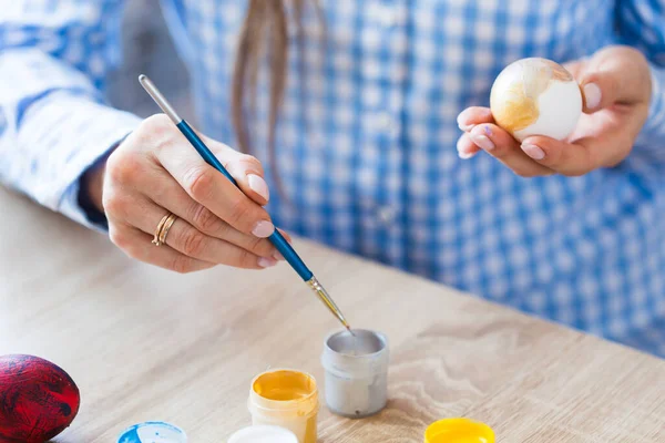 Vacanze, fatto a mano e concetto di creazione - Felice giovane donna attinge uovo di Pasqua, primo piano . — Foto Stock