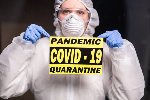 Vrouw in beschermende witte overall, masker en bril op zijn gezicht. Coronavirus, pandemie, covid-19, griep en quarantaine. — Stockfoto