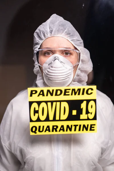 Kvinna i skyddande vita overaller, mask och glasögon på ansiktet. Begreppet Coronavirus, pandemi, covid-19, influensa och karantän. — Stockfoto