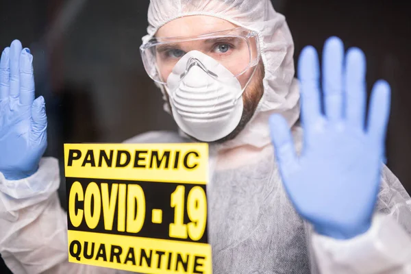 Egy férfi védőruhában, maszkkal és szemüveggel az arcán. Coronavirus, pandémia, covid-19, influenza és karantén. — Stock Fotó