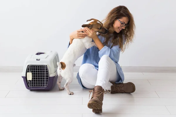 Concept de propriétaire d'animaux de compagnie - Jolie femme joyeuse en pull bleu jouant avec son animal préféré. femme heureuse avec son jack russell terrier — Photo