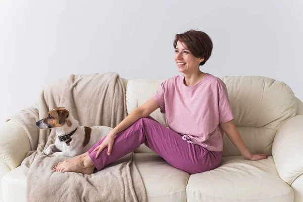 Jeune femme séduisante vêtue d'un magnifique pyjama coloré se faisant passer pour un mannequin dans son salon. Vêtements de nuit confortables, relaxation à la maison et concept de mode féminine . — Photo