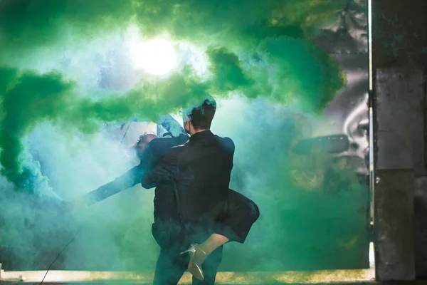 Pasadoble, baile en solitario latino y danza contemporánea - Hombre y mujer guapos bailando en la nube de humo . — Foto de Stock