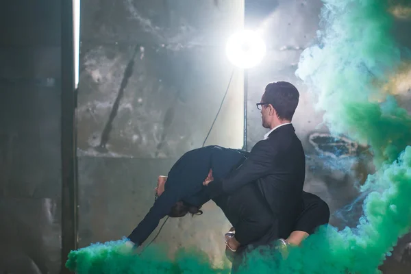 Pasadoble, baile en solitario latino y danza contemporánea - Hombre y mujer guapos bailando en la nube de humo . — Foto de Stock