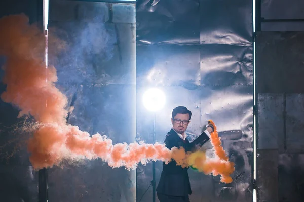 Pasadoble, baile en solitario latino y danza contemporánea - Guapo macho bailando en la nube de humo . — Foto de Stock