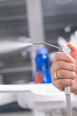 Diş hekimliği, diş sağlığı ve tıp konsepti - Diş hekimlerinin ellerindeki diş aletlerinin yakın çekimi.