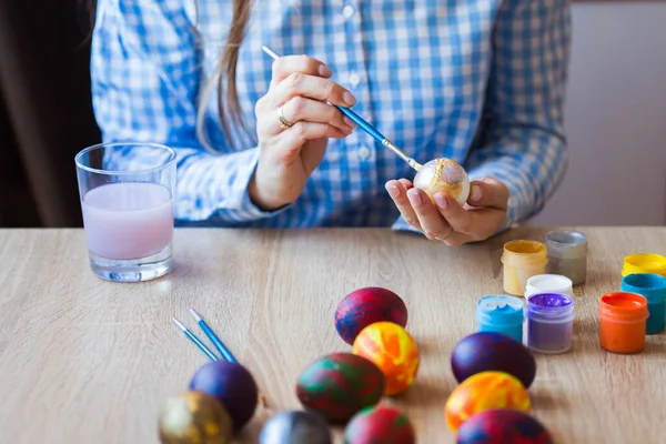 인질, 수제 및 창작 개념 - 행복 한 젊은 여성 이 부활절 달걀을 자세히 그렸다.. — 스톡 사진