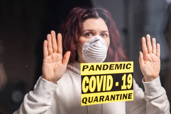Coronavirus, καραντίνα, covid-19 και πανδημία έννοια. Θλιβερή και άρρωστη γυναίκα με τον ιό Κορόνα κοιτάζοντας από το παράθυρο. Μείνε σπίτι.. — Φωτογραφία Αρχείου