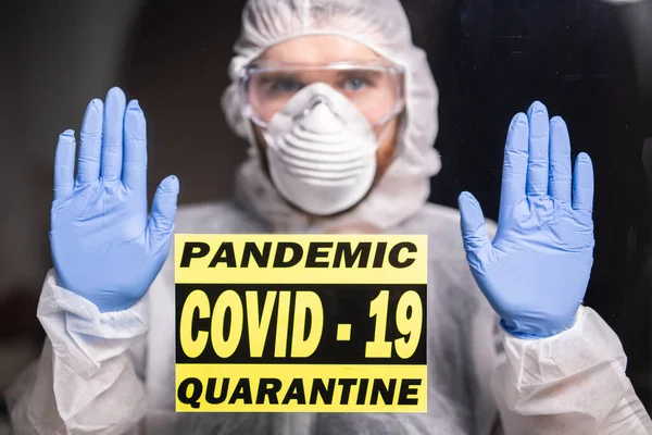 Man i skyddande vita overaller, mask och glasögon på ansiktet. Begreppet Coronavirus, pandemi, covid-19, influensa och karantän. — Stockfoto