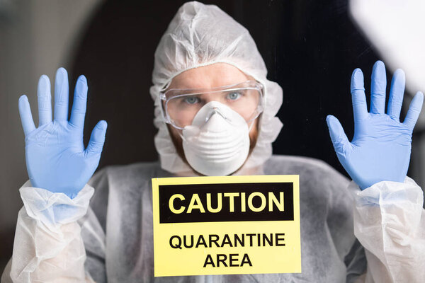 Человек в защитном белом комбинезоне, маске и очках на лице. Коронавирус, пандемия, ковид-19, концепция гриппа и карантина
.