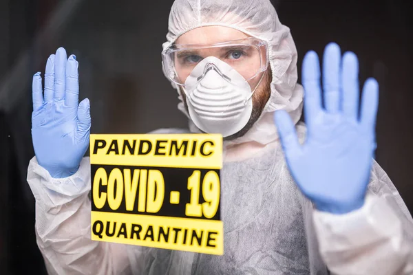 Egy férfi védőruhában, maszkkal és szemüveggel az arcán. Coronavirus, pandémia, covid-19, influenza és karantén. — Stock Fotó