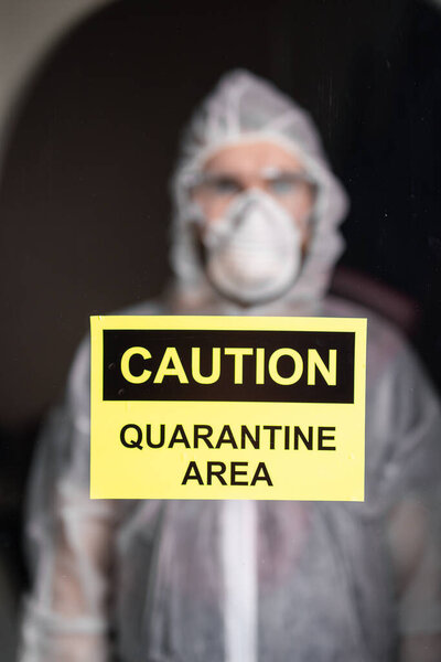 Человек в защитном белом комбинезоне, маске и очках на лице. Коронавирус, пандемия, ковид-19, концепция гриппа и карантина
.