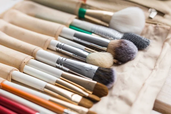 Trucco, bellezza e concetto di cosmetici - Set di pennelli per il trucco in un caso leggero . — Foto Stock