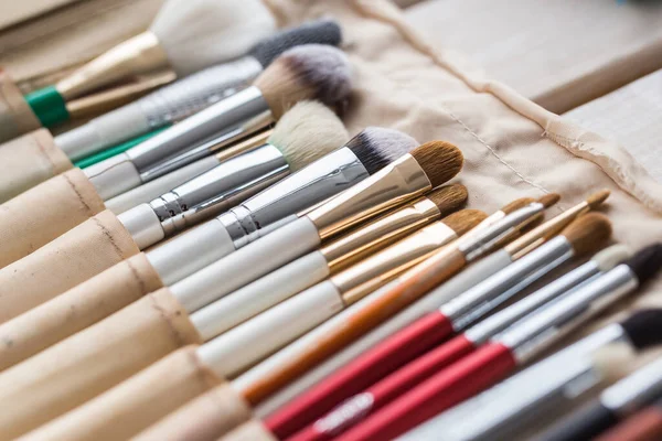 Trucco, bellezza e concetto di cosmetici - Set di pennelli per il trucco in un caso leggero . — Foto Stock