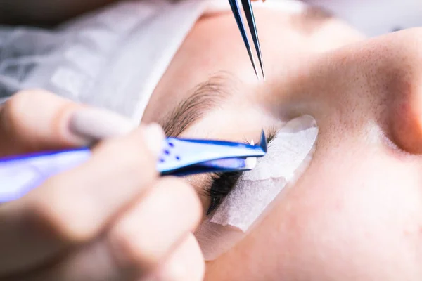 Procédure d'extension des cils. Œil de femme avec de longs cils. cils, gros plan, macro, mise au point sélective. — Photo