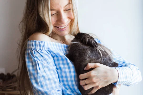 Pet and Easter concept - Happy girl hugging brown rabbit at home. — Stock Photo, Image