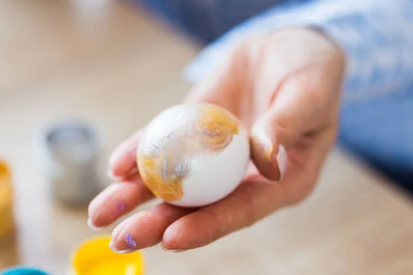 Holidays, handmade and creation concept - woman draws on Easter egg, close-up. — Stock Photo, Image