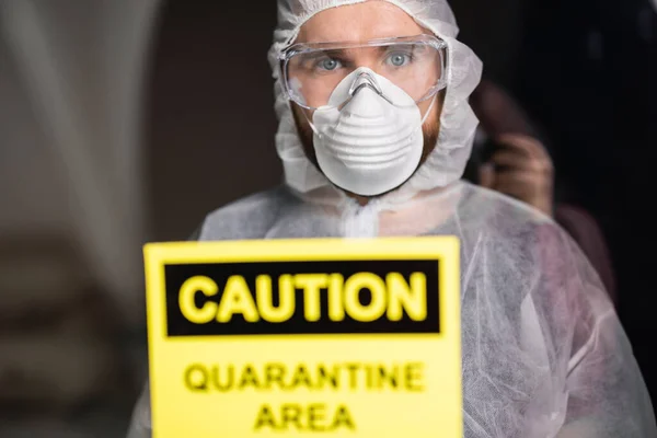 Hombre con mono blanco protector, máscara y gafas en la cara. Coronavirus, pandemia, covid-19, gripe y concepto de cuarentena . — Foto de Stock