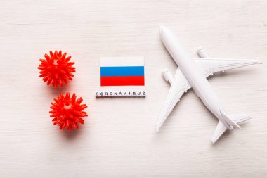Coronavirus covid-19 kullanan turistler ve gezginler için uçuş yasağı ve kapalı sınırlar. Beyaz arka planda Rusya uçağı ve bayrağı. Koronavirüs salgını.