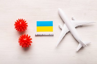 Coronavirus covid-19 kullanan turistler ve gezginler için uçuş yasağı ve kapalı sınırlar. Beyaz arka planda Ukrayna uçağı ve bayrağı. Koronavirüs salgını.